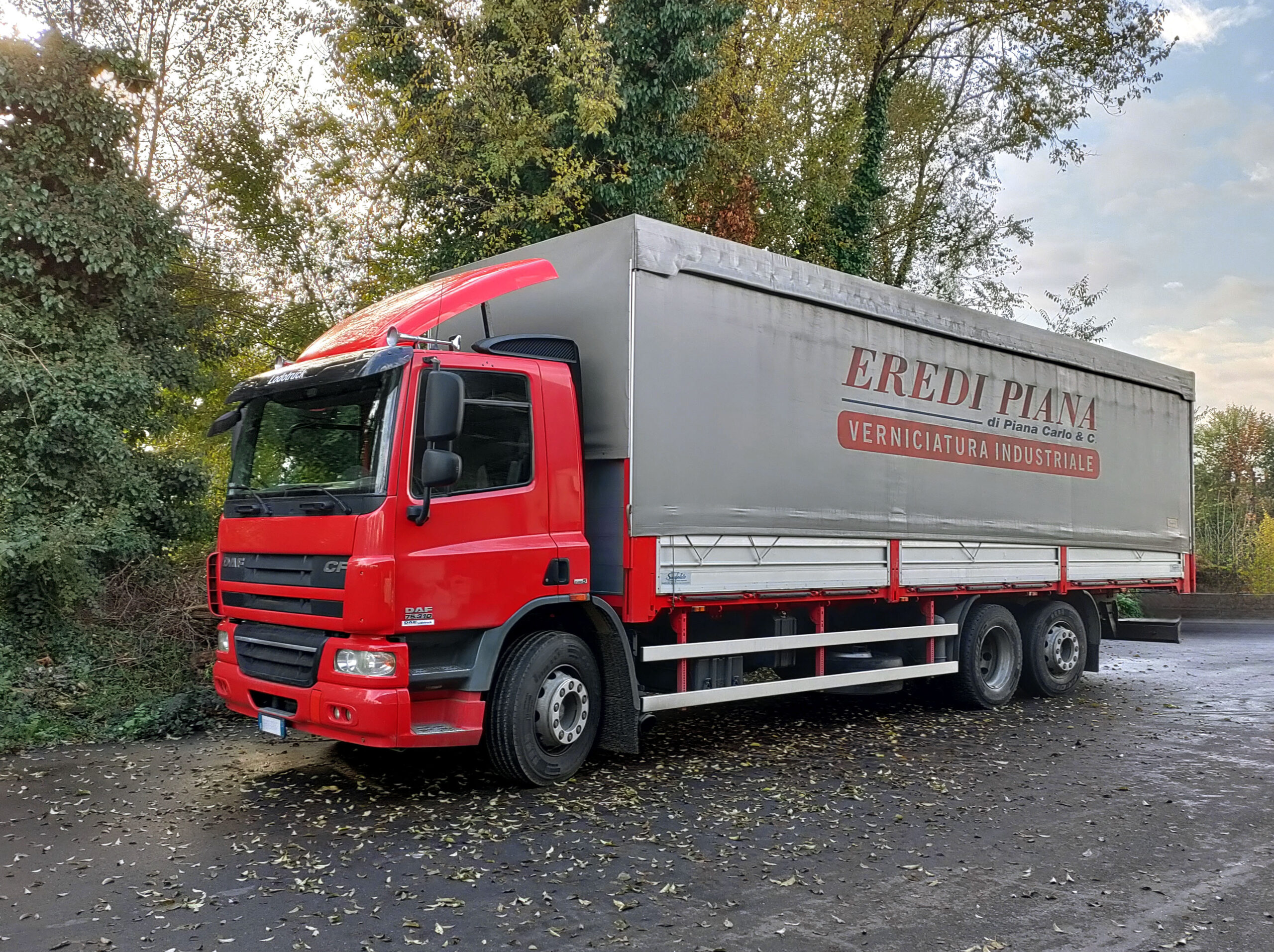 Camion in transito per il ritiro e la consegna, garantendo un servizio di trasporto sicuro e puntuale per i prodotti verniciati a polvere.