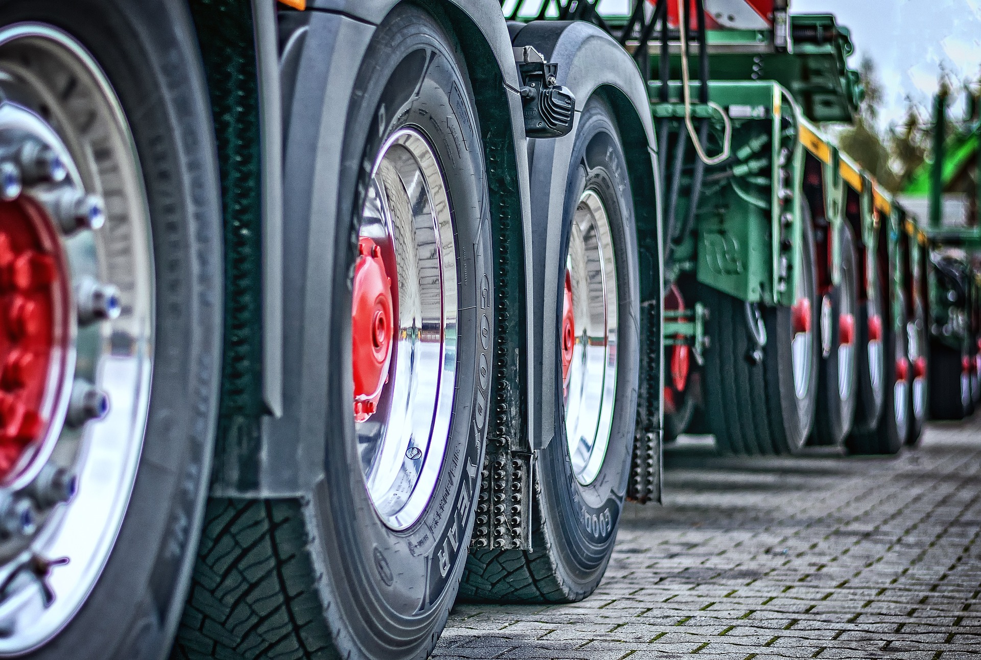 Ruote di camion durante il trasporto, pronte per la consegna, assicurando un servizio sicuro e puntuale per i prodotti industriali.